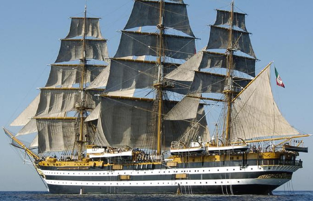 Comandante di un catamarano sbaglia manovra e va a sbattere contro l'Amerigo Vespucci