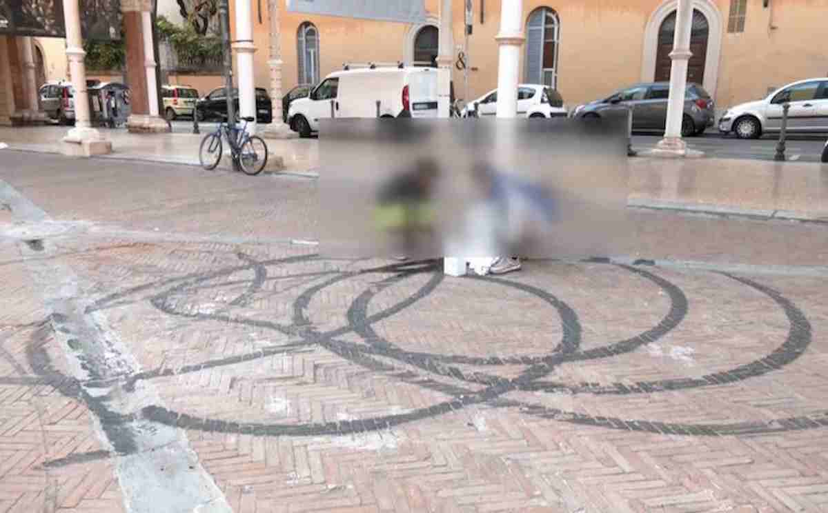 Bologna, sgommano davanti alla chiesa per omaggiare l'amico motociclista morto: denunciati