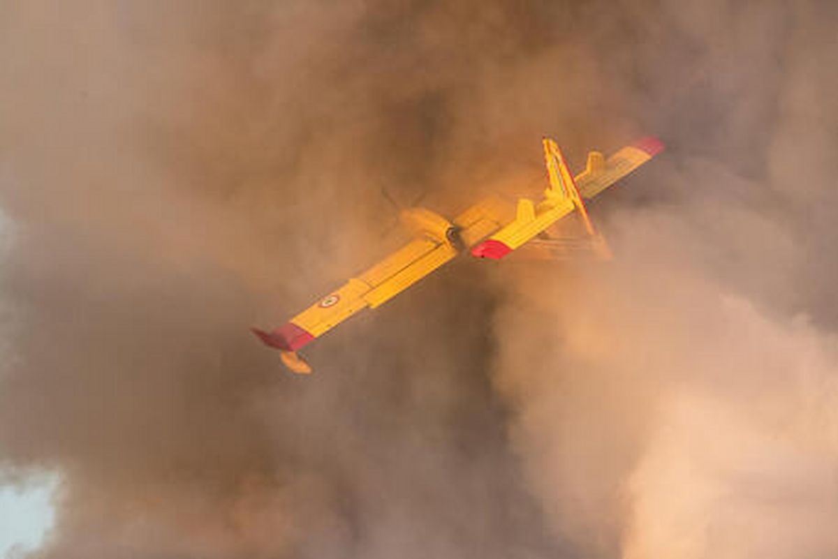 Canadair si schianta sull'Etna mentre spegne un incendio: morti i due piloti VIDEO