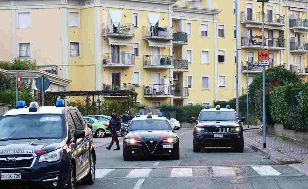 Carabinieri fuori dalla casa dell'uomo (Ansa)