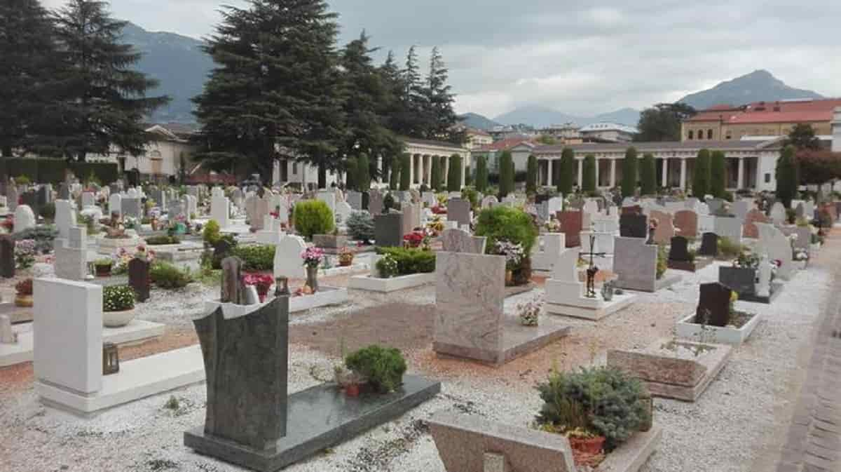 Donna cade dentro una tomba al cimitero di Palermo: sprofondata per tre metri