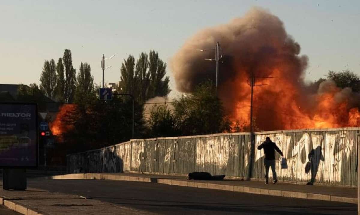 Droni kamikaze su Kiev, colpito anche edificio residenziale: allarme aereo in tutta l'Ucraina