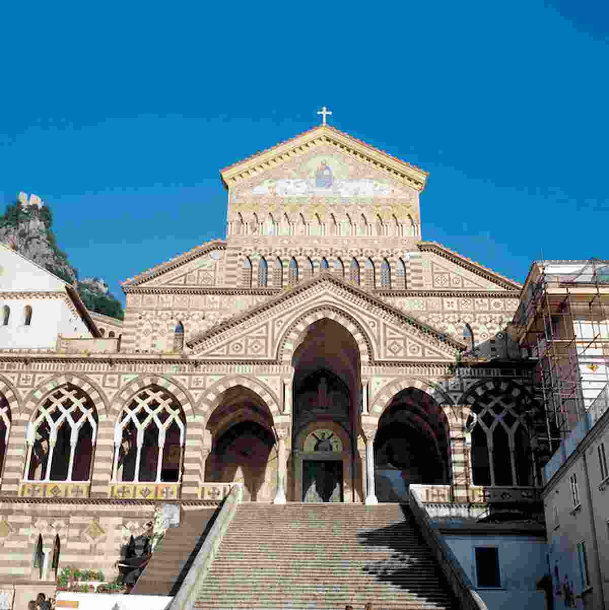 La turista in posa nuda davanti al Duomo di Amalfi: voleva una foto ricordo, denunciata