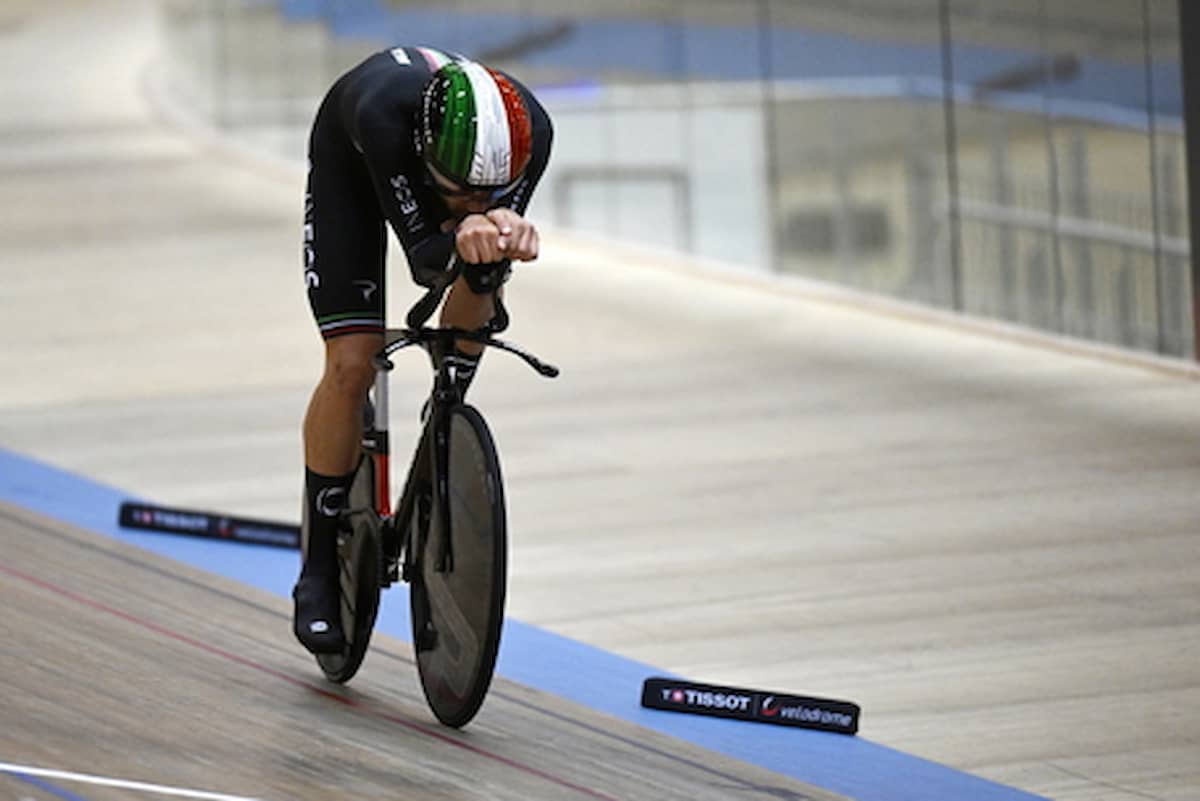 Ciclismo, top Ganna spaziale, record dell’ora pazzesco, 56,792 km/h sulla pista svizzera di Grenchen: torna in Italia un riconoscimento che mancava da 38 anni