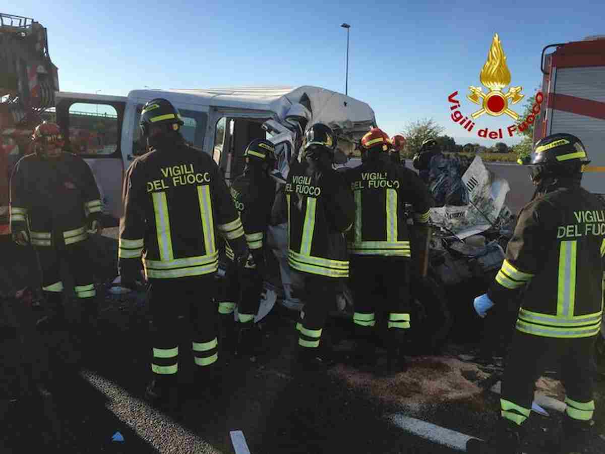 Strage sulla A4: furgone finisce incastrato sotto un Tir a San Donà di Piave, 6 morti