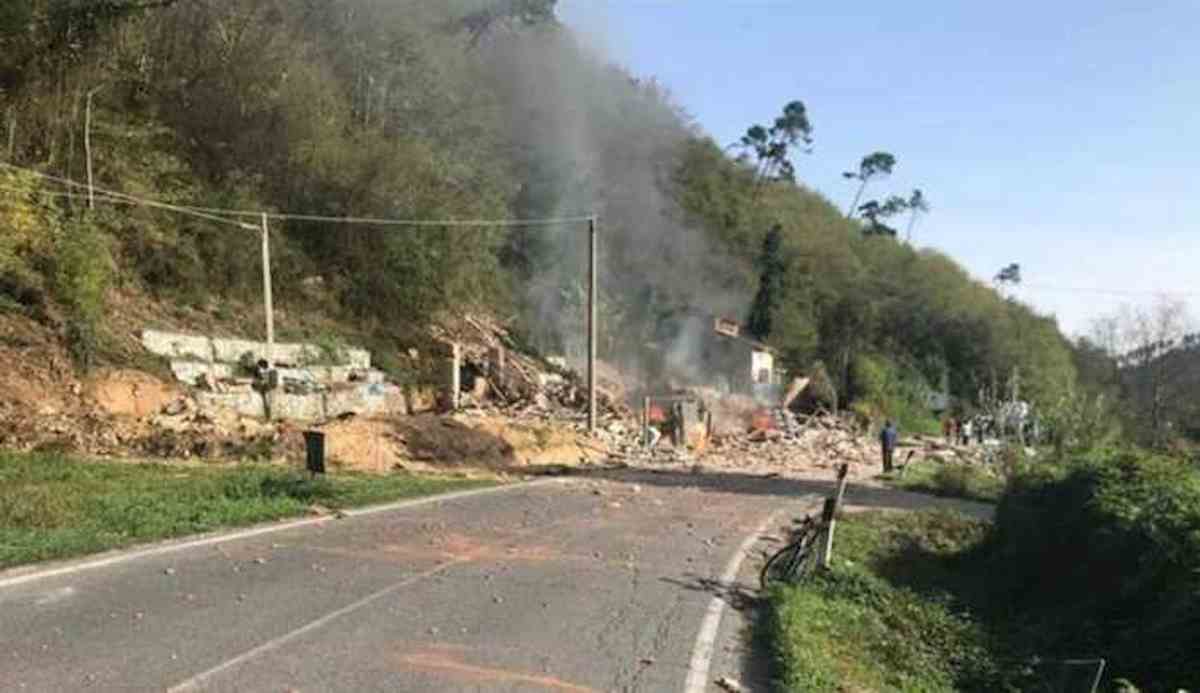 Lucca, esplode una palazzina: un morto, estratte vive due persone, si cercano altri sotto le macerie