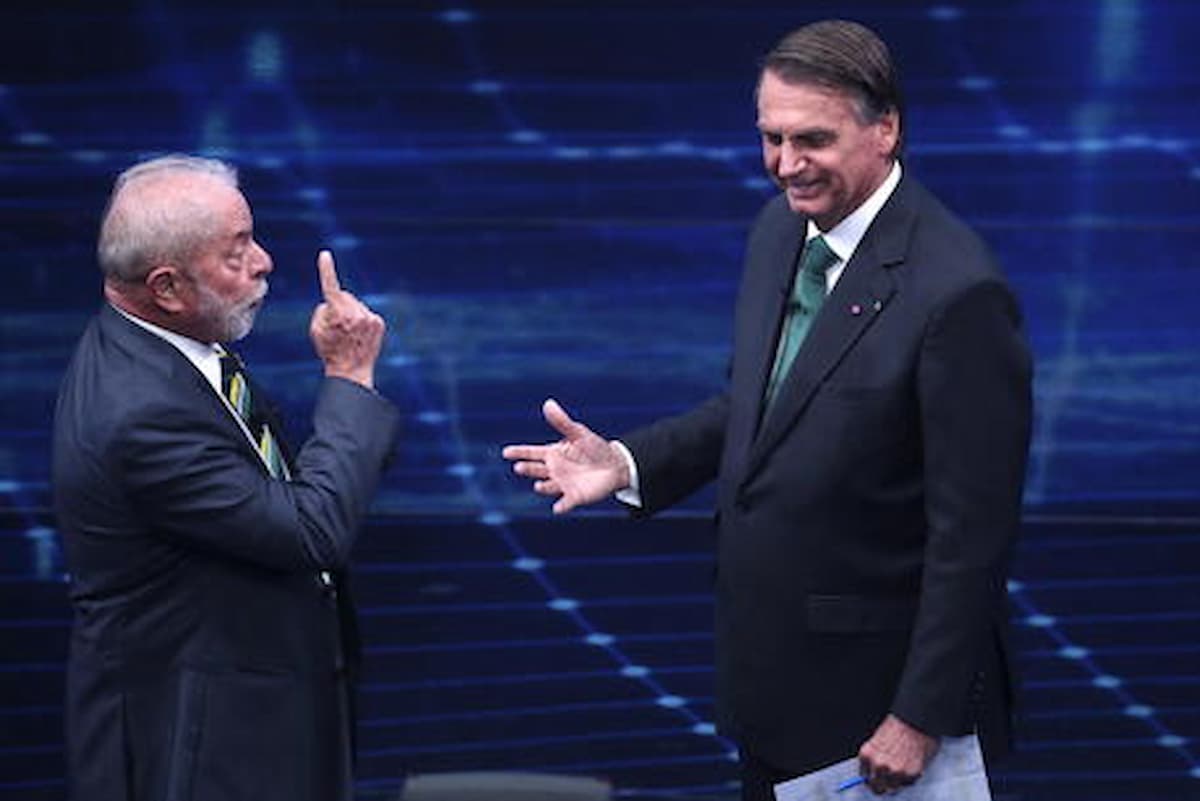 Brasile alle urne: ballottaggio Bolsonaro-Lula, il duello più pazzo: accuse a base di Viagra e satanismo