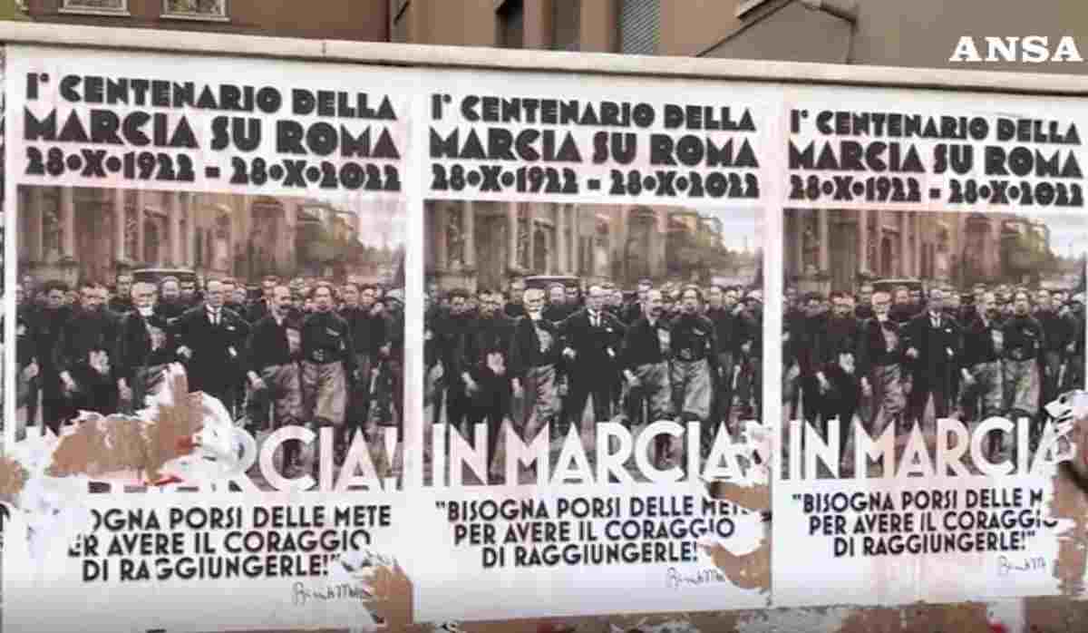 Marcia su Roma, manifesti celebrativi sul Lungotevere per il centenario. Il sindaco Gualtieri fa rimuovere