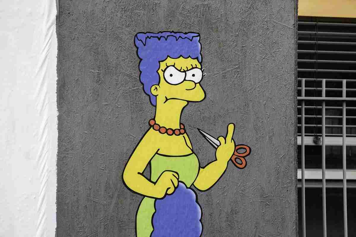 Marge Simpson arrabbiata e con una ciocca di capelli in mano