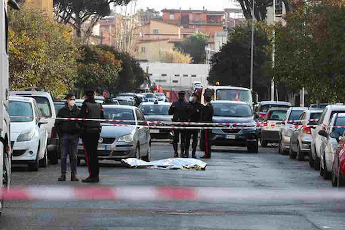 Omicidio a Roma: ragazzo di 25 anni trovato morto in strada con coltellate alla schiena