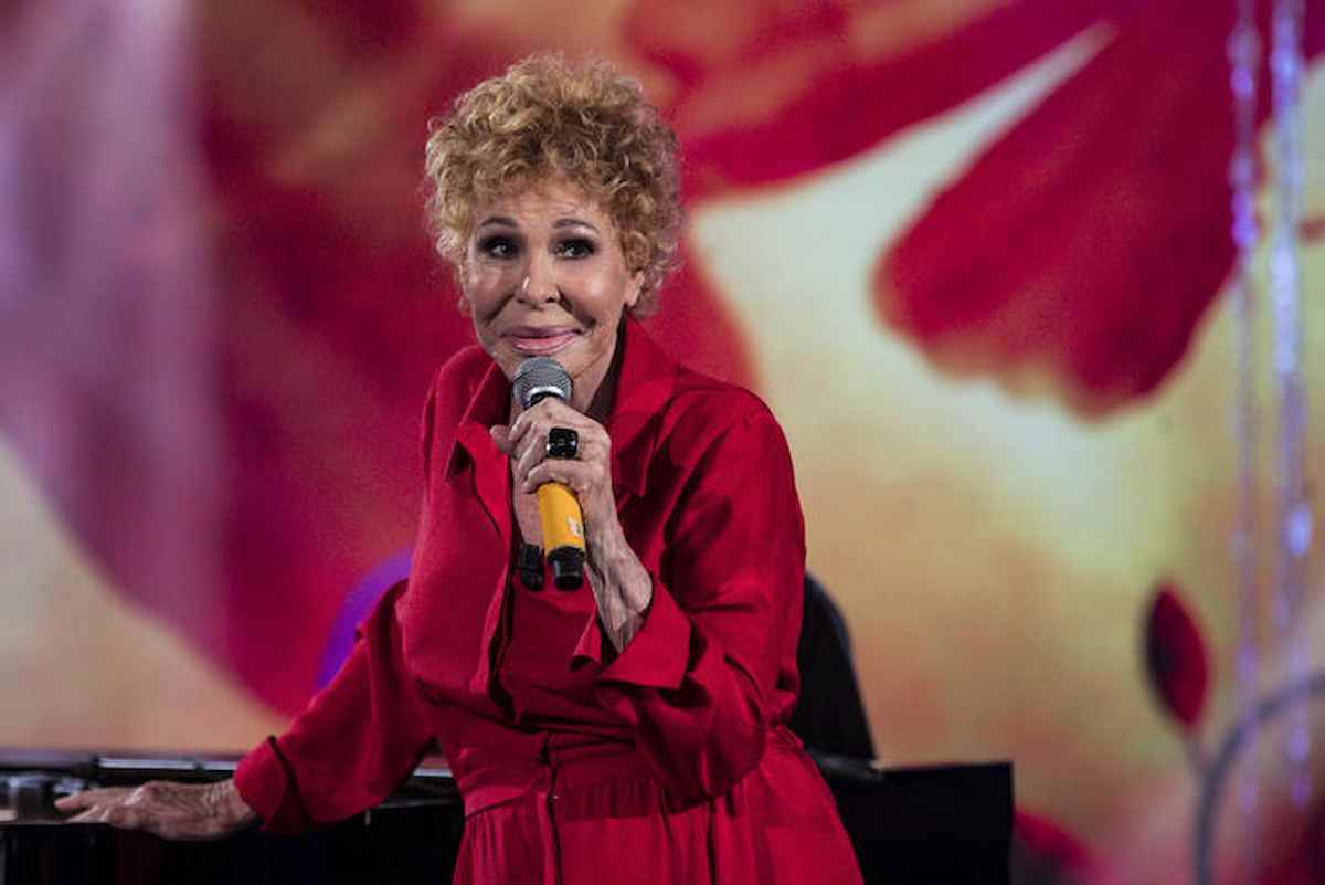 Ornella Vanoni si è rotta un femore: "Colpa di marciapiedi disastrati". Tour rinviato