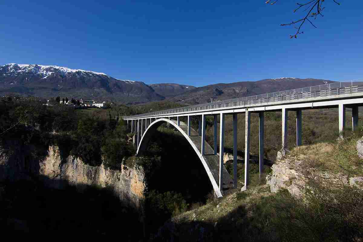 Salle (Pescara): sale sul tettuccio dell'auto e si getta dal ponte. Aveva 19 anni