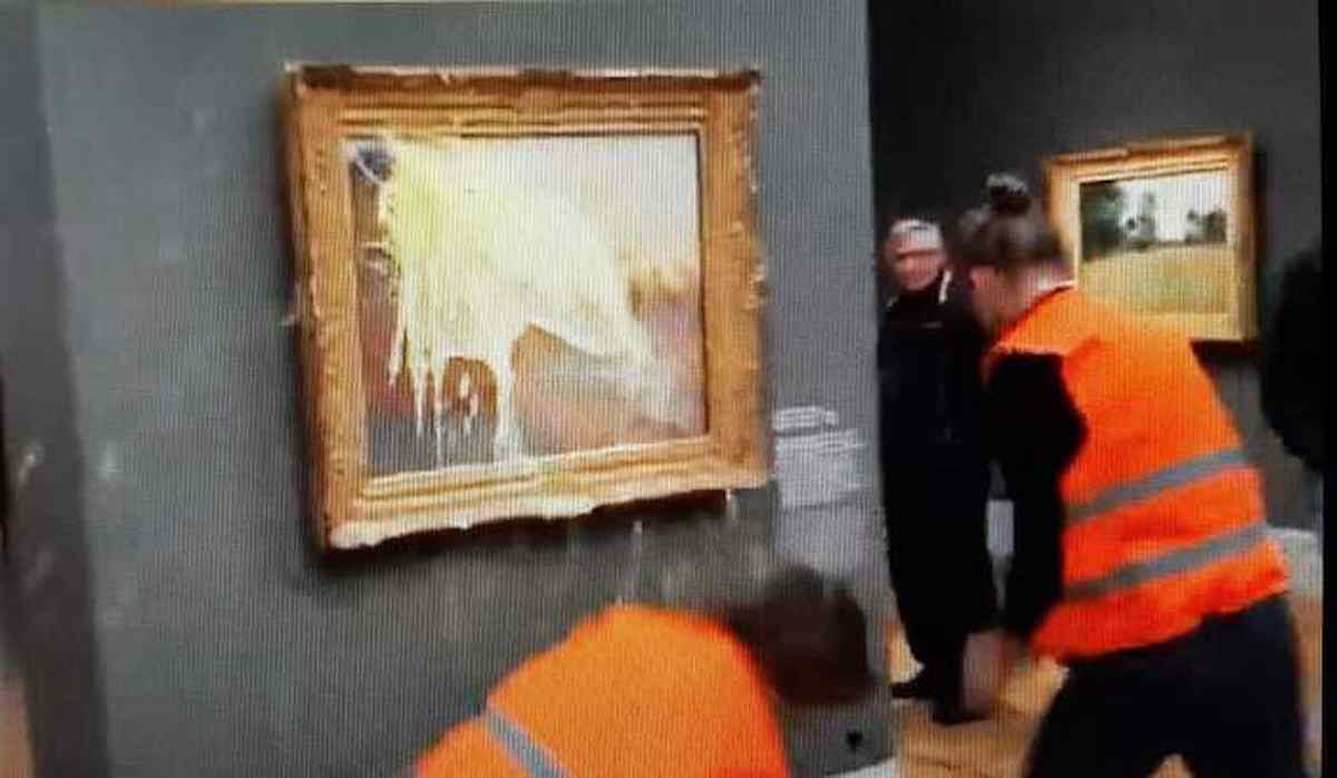 Purè di patate contro un quadro di Monet: ambientalisti colpiscono ancora dopo i Girasoli di Van Gogh