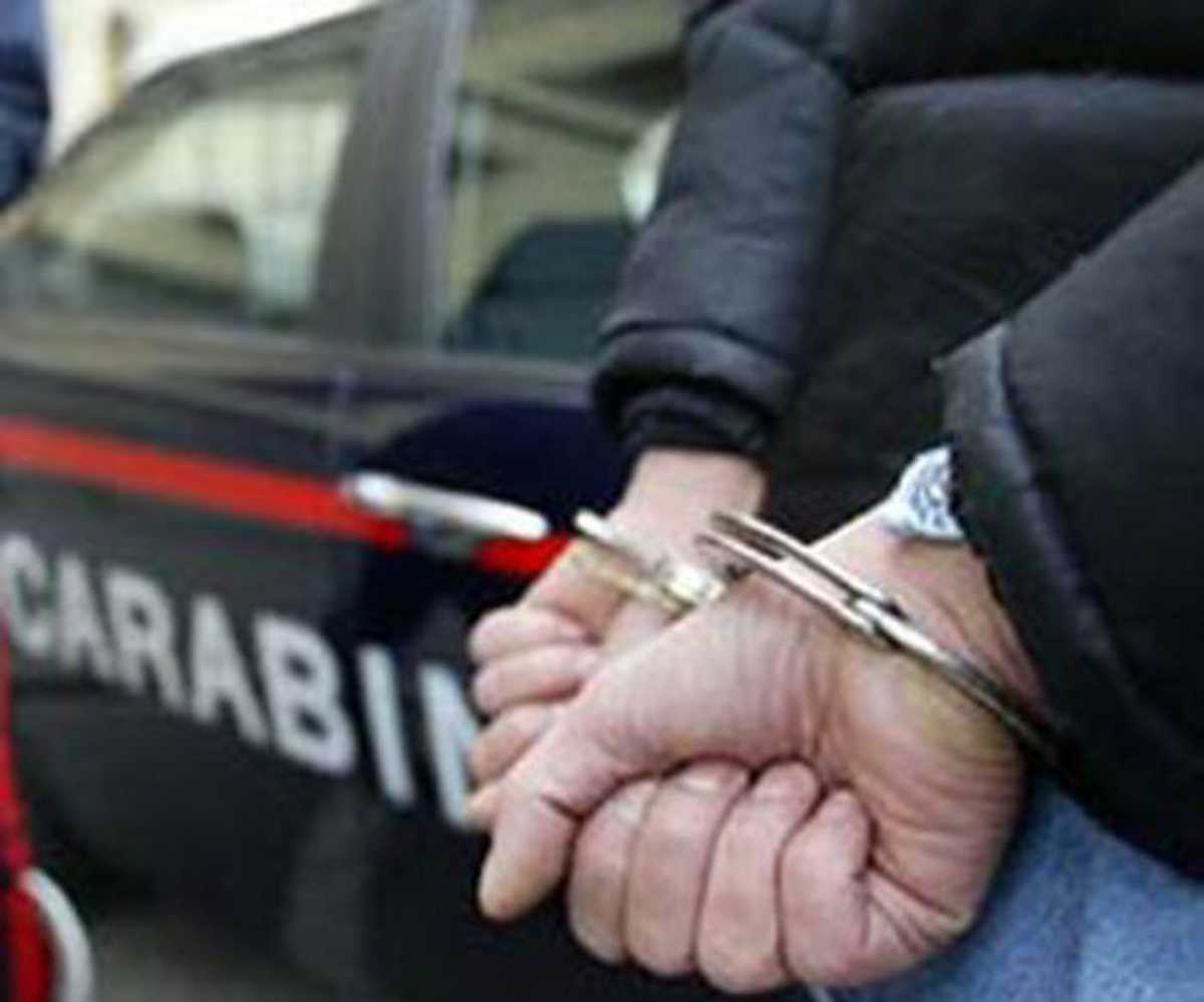 Padova, si intrufola in casa della ex ad aspettarla ma i vicini chiamano i carabinieri: lui si lancia dalla finestra