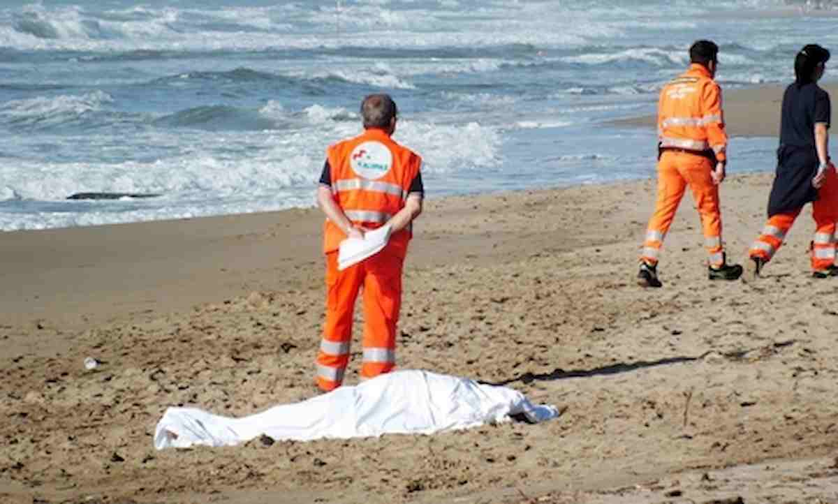 Lido di Camaiore: turista tedesco ha un malore mentre fa il bagno e annega in mare