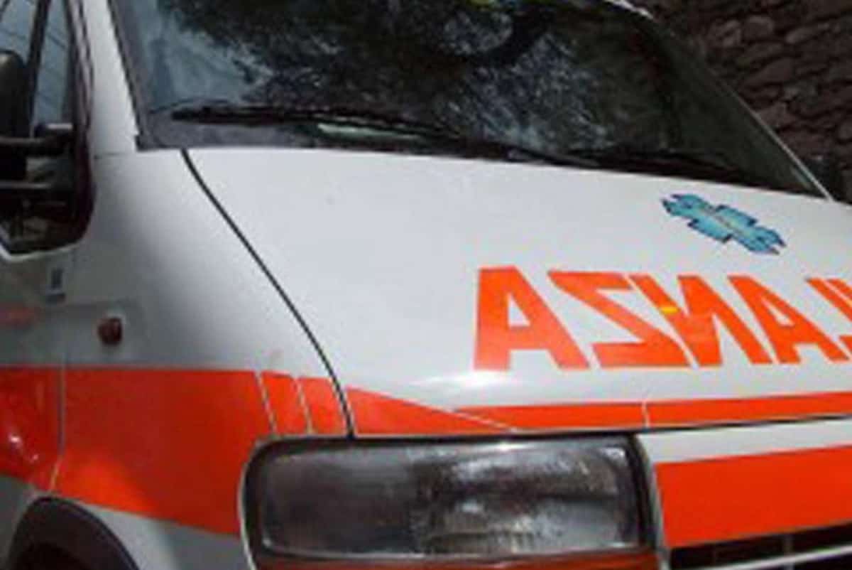 Automobilista investe 14enne e si allontana senza fermarsi: è caccia all'uomo