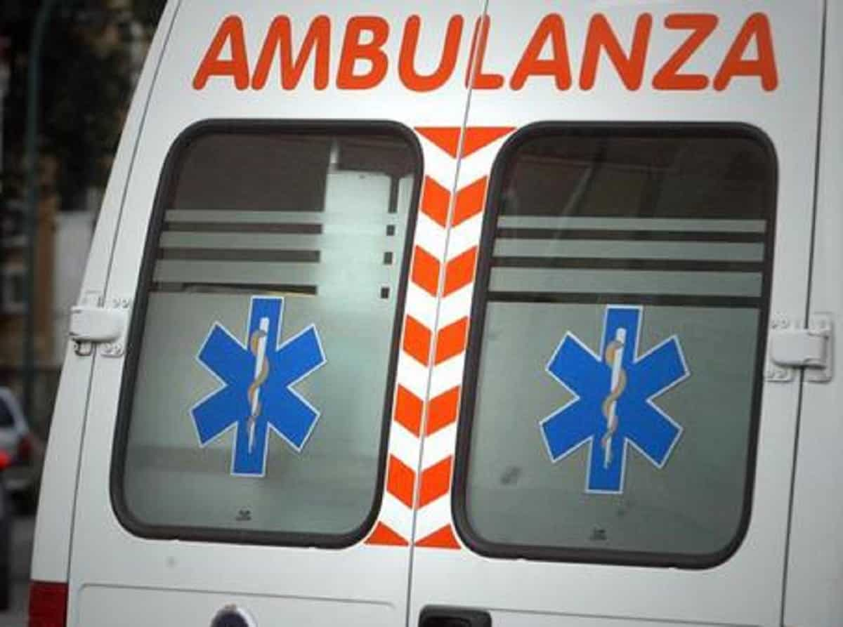 Manzano (Udine), perde il controllo della moto e finisce contro un palo: morto 48enne