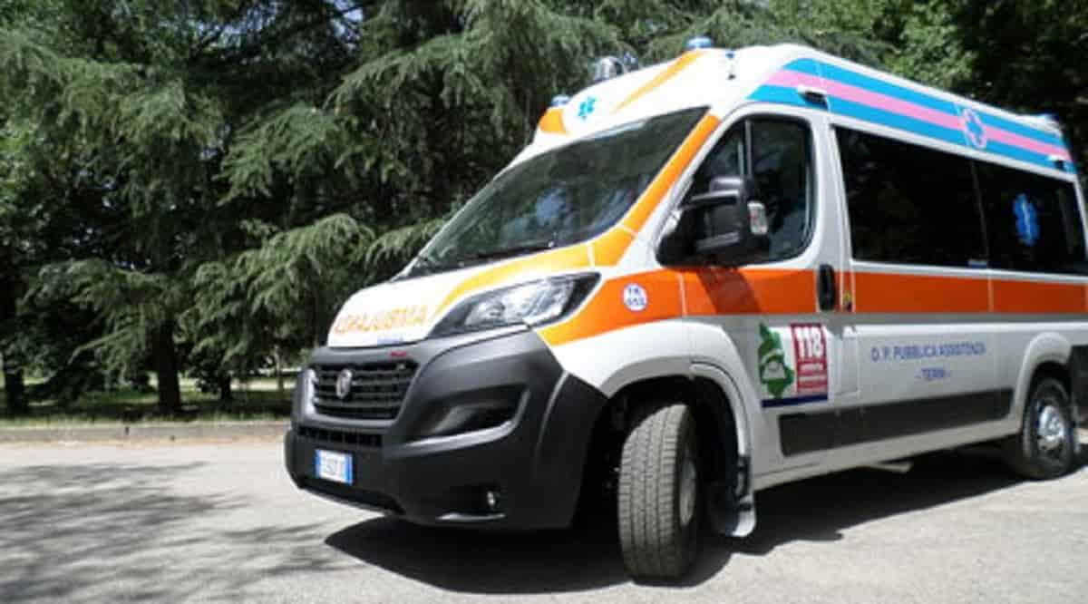 San Vito al Tagliamento, si scontra con un'auto, cade a terra e muore