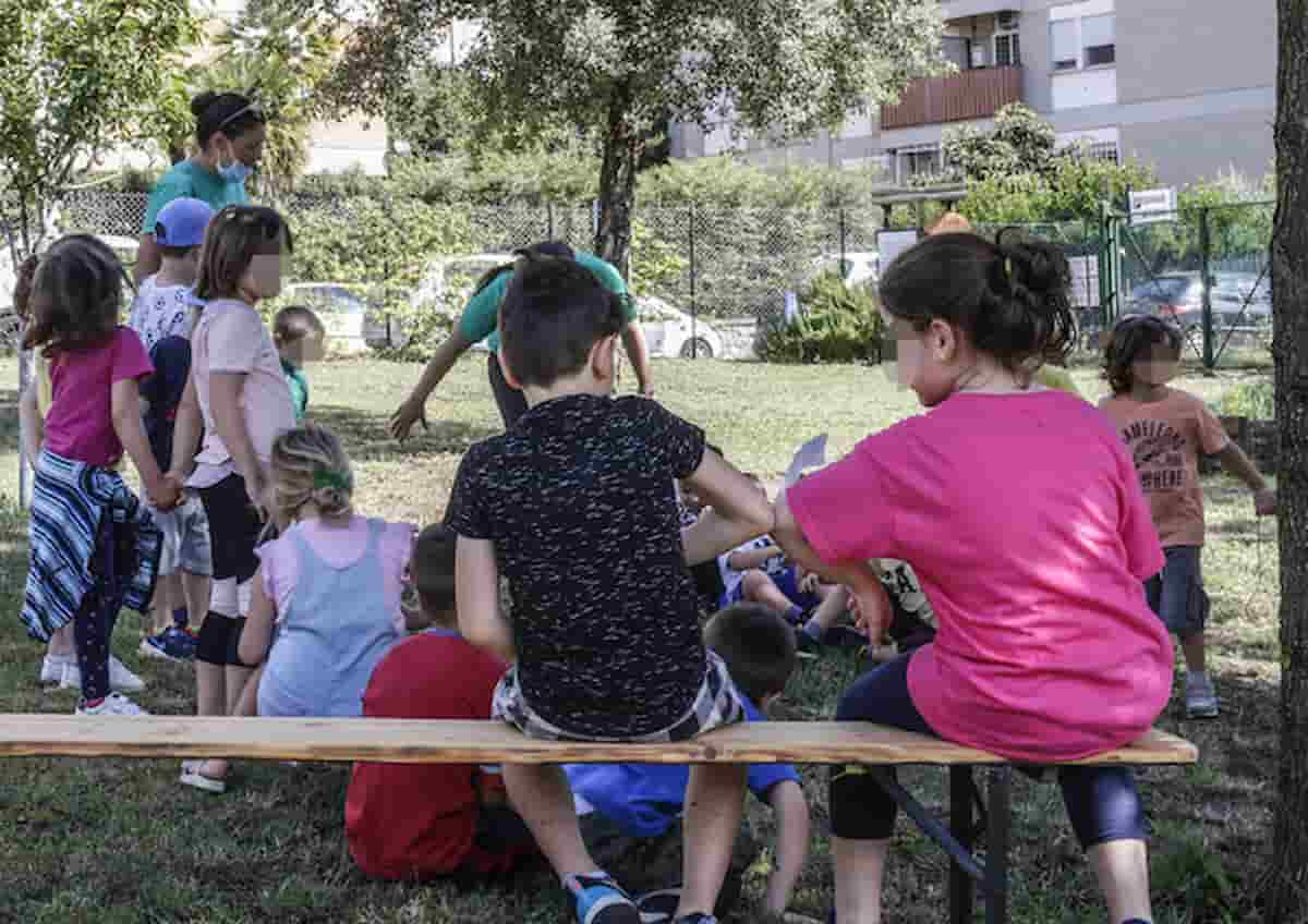 Bambino di 15 mesi annega in un secchio d'acqua, la madre è al mercato, i fratelli e un vicino non lo salvano, serie di incidenti del genere in Brasile