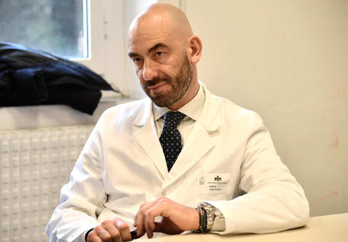 Bassetti: "Gli anziani sottovalutano la vaccinazione anti-Covid e anche quella antinfluenzale. Rischio picco a Natale"