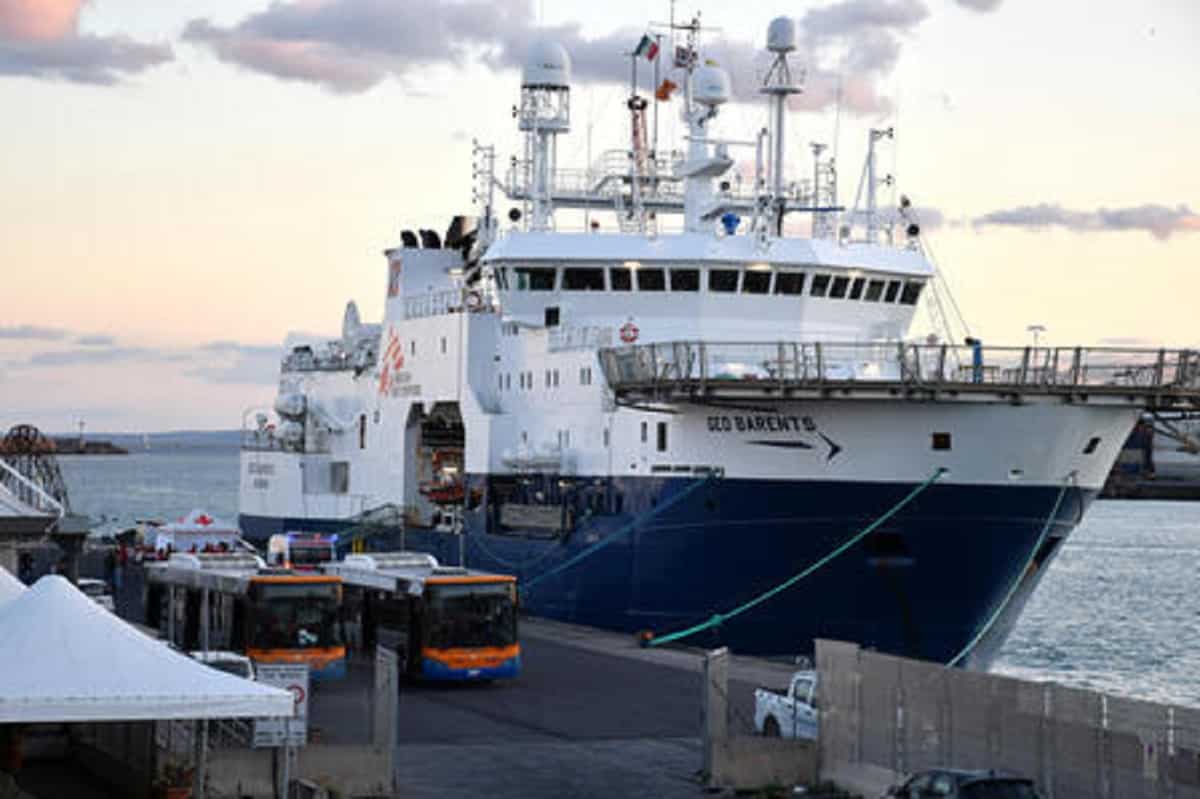 Catania, dalla nave Geo Barents i cartelli "Help Us". Sulla Humanity alcuni migranti rifiutano il cibo
