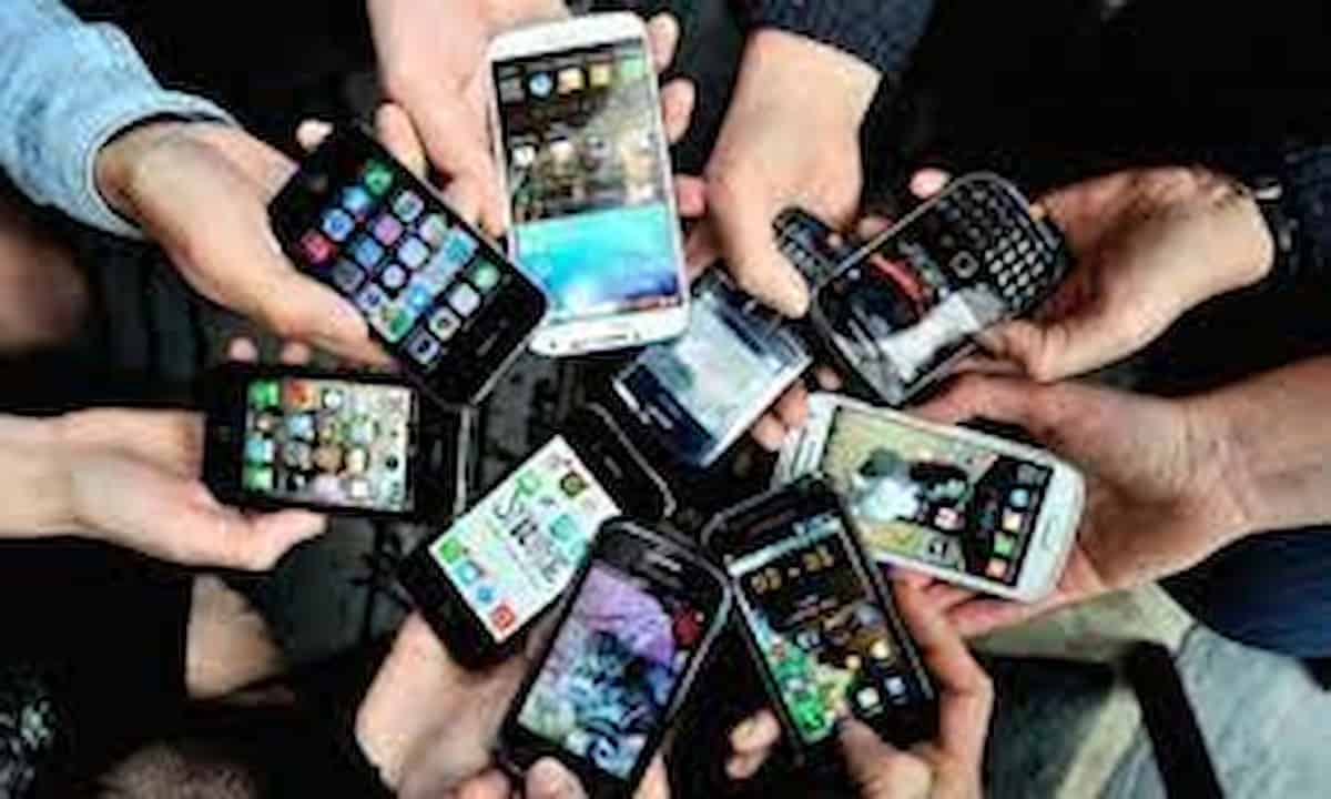 Gli zombie dello smartphone si chiamano smombie, parola della Treccani: i cellularedipendenti dilagano ovunque