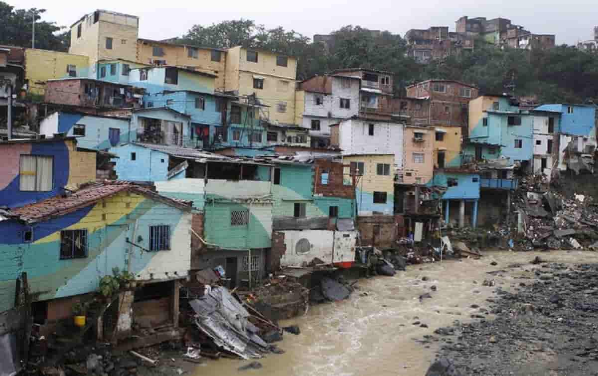 Colombia, un piccolo aereo si è schiantato su un quartiere residenziale di Medellin