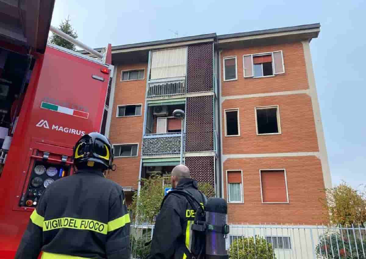 Cremona, incendio in appartamento: 85enne cieca muore soffocata. La badante era appena uscita