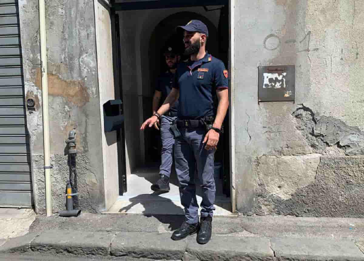 Genova, litiga col genero che sta lavando i piatti e gli getta una pentola d'acqua bollente contro