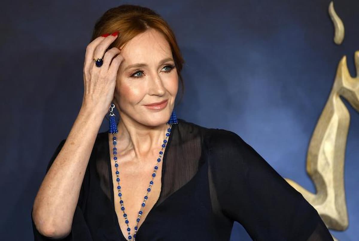 JK Rowling non accetta Giovanna d'Arco transgender del Shakespeare's Globe: Era donna, si fece maschio per forza