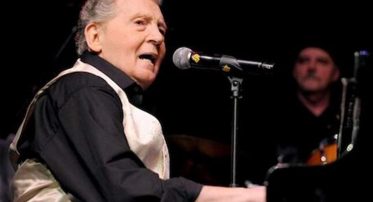 Jerry Lee Lewis, dopo la sua morte la moglie-cugina ricorda: avevo 13 anni, mio padre voleva ucciderlo