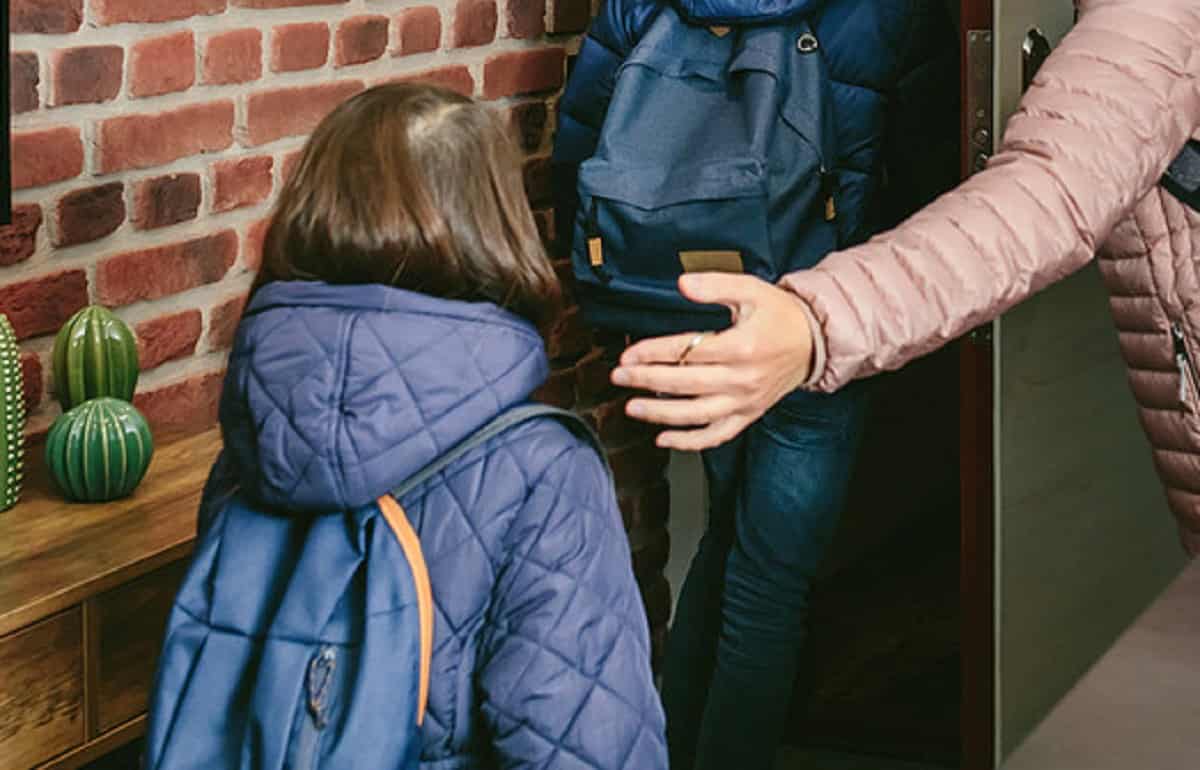 "Fate piano, mamma sta dormendo": bimba di 4 anni veglia per ore la madre morta