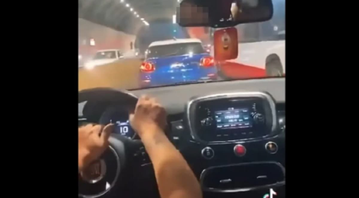 Napoli, simulano un'emergenza per evitare il traffico e poi pubblicano il video su TikTok