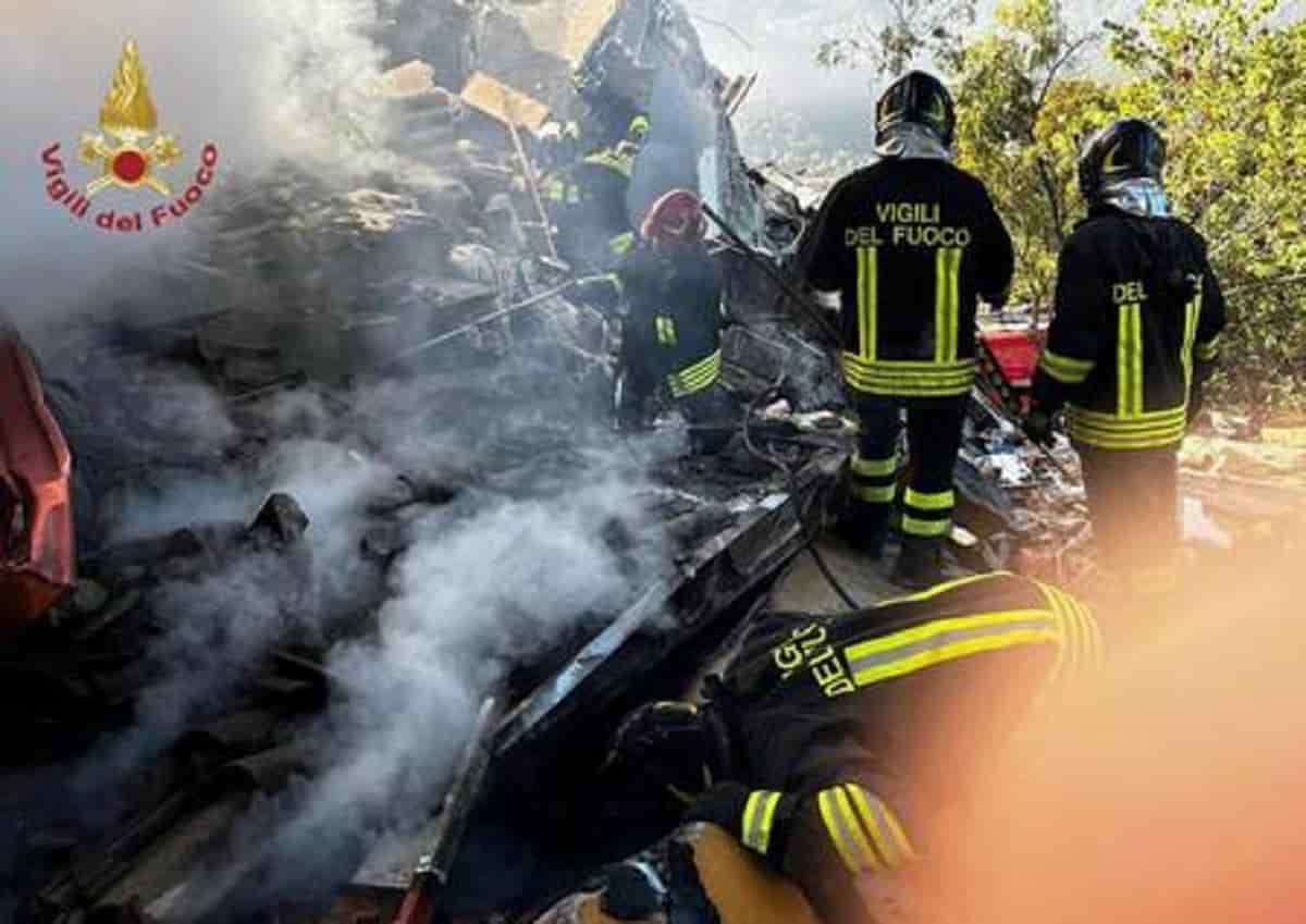Esplosione in una villetta vicino Nuoro: recuperato il corpo della moglie, si cerca ancora il marito. In condizioni gravi gli anziani genitori