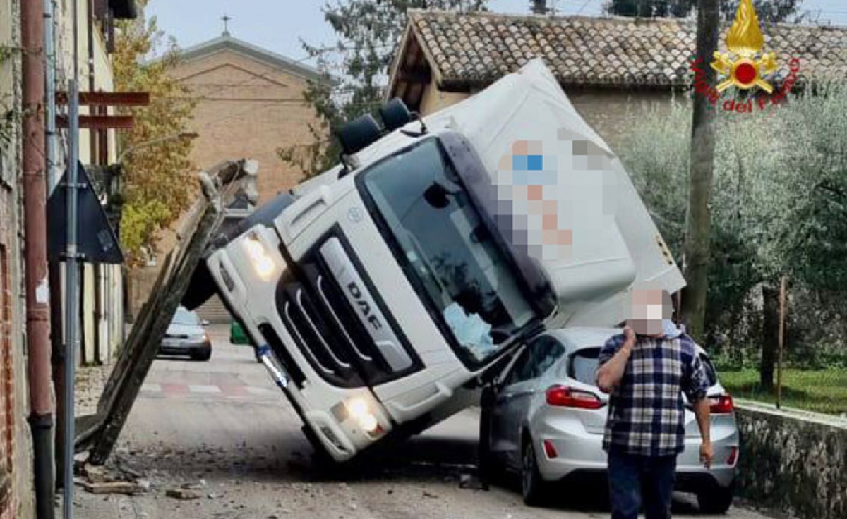 Camion si ribalta, palo della luce ''salva'' madre e figlia: una FOTO incredibile