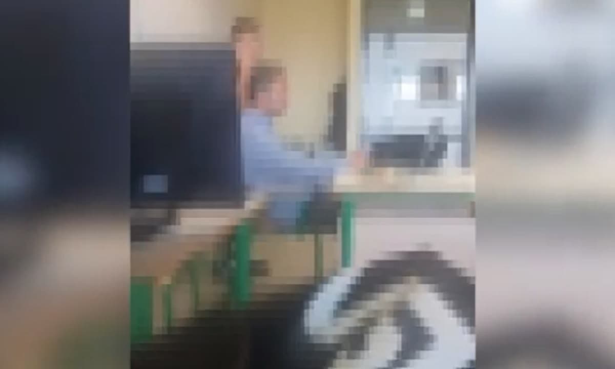 Studente prende in giro il prof, lui gli dà un pugno in pancia e viene sospeso VIDEO