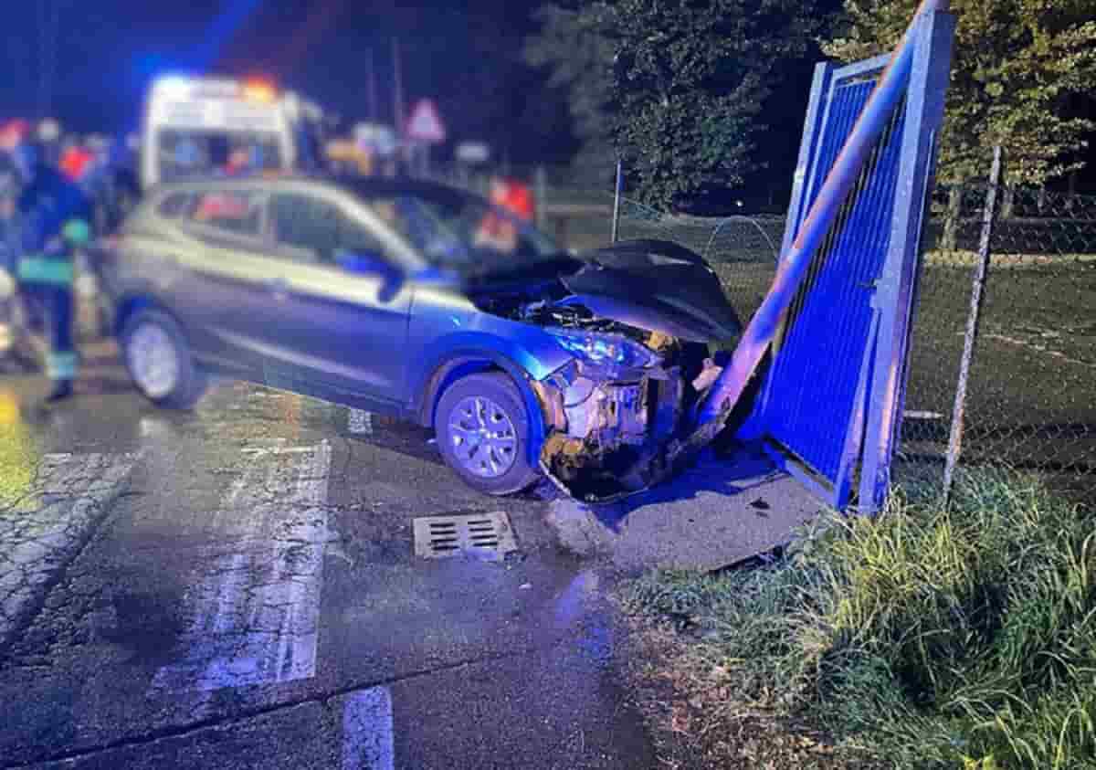 Sasso Marconi, perde il controllo dell'auto e si schianta contro un palo: morto 67enne