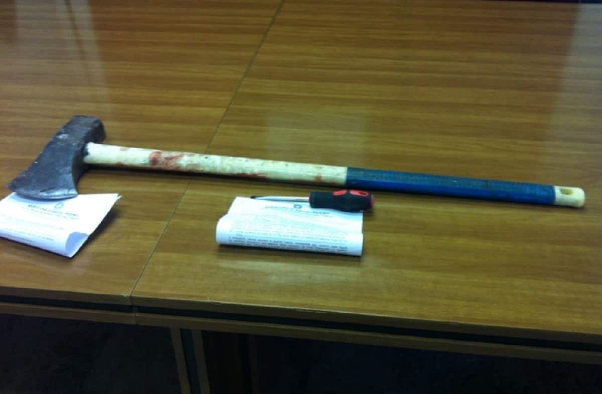 Villaguardia, rapinatori armati di asce entrano in casa mentre la famiglia guarda la Tv