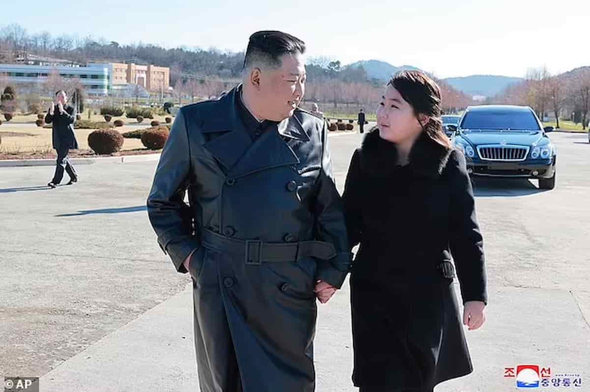 Kim Jong Un, dittatore della Corea del Nord, esibisce la figlia e giura di avere la forza nucleare più potente del mondo.