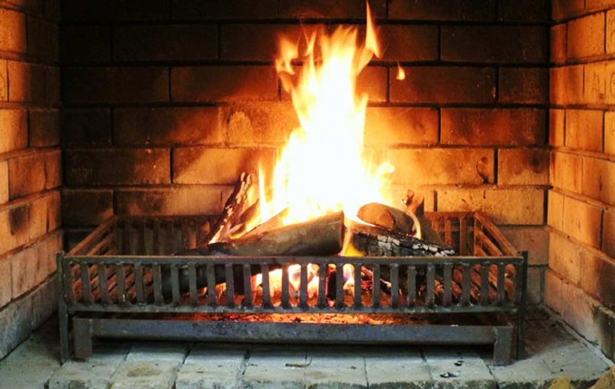 Nasconde 20mila euro di buoni postali nel caminetto, la moglie accende il fuoco e brucia tutto