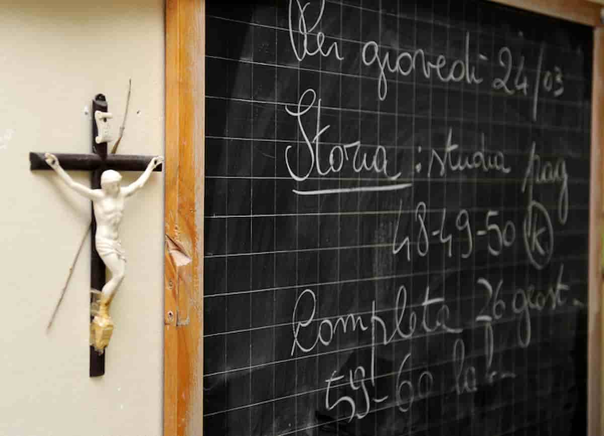 Il mistero del crocifisso scomparso e poi riapparso con il cartello "sono tornato!"
