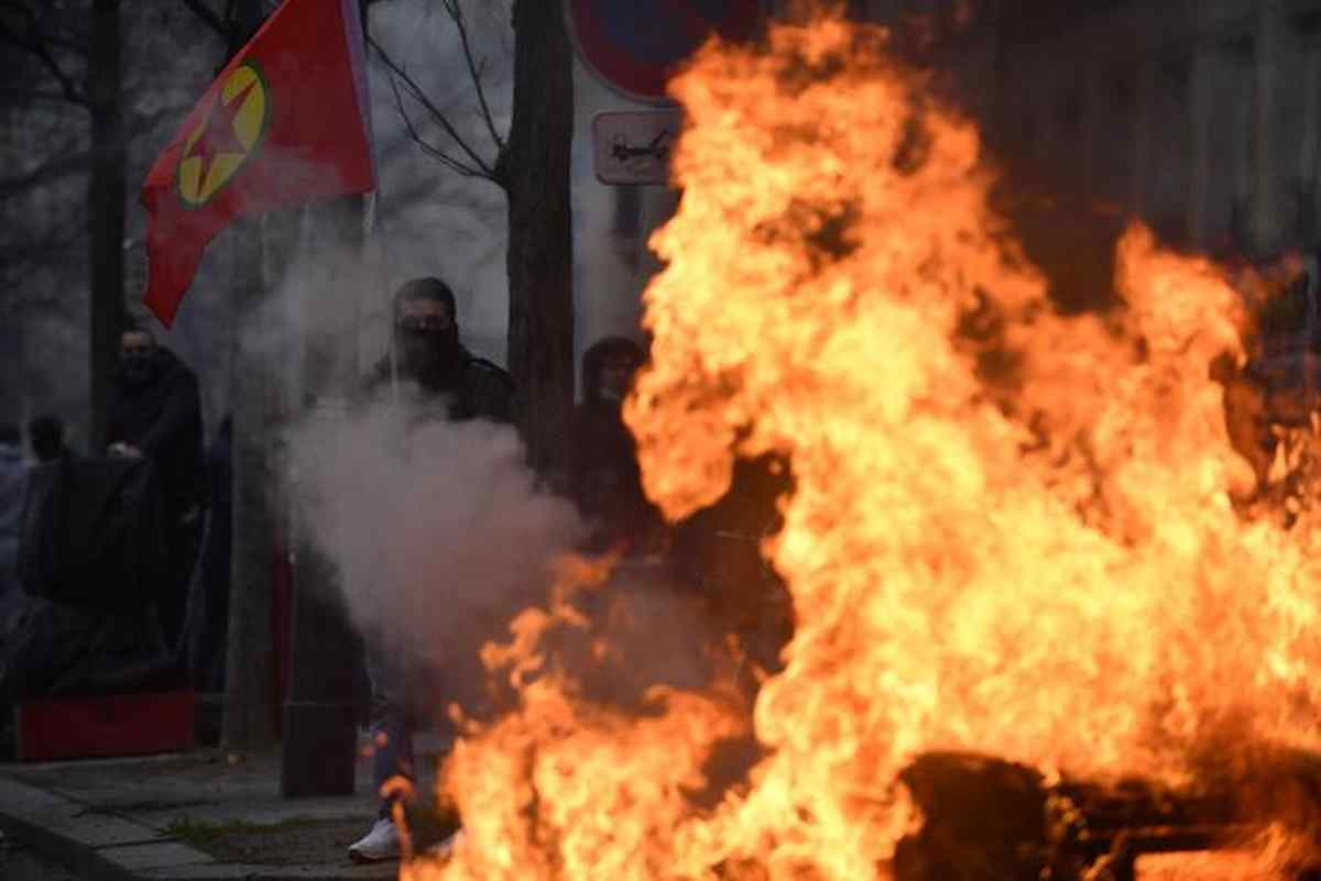 Ancora caos a Parigi, i curdi protestano dopo la strage: scontri tra manifestanti e polizia