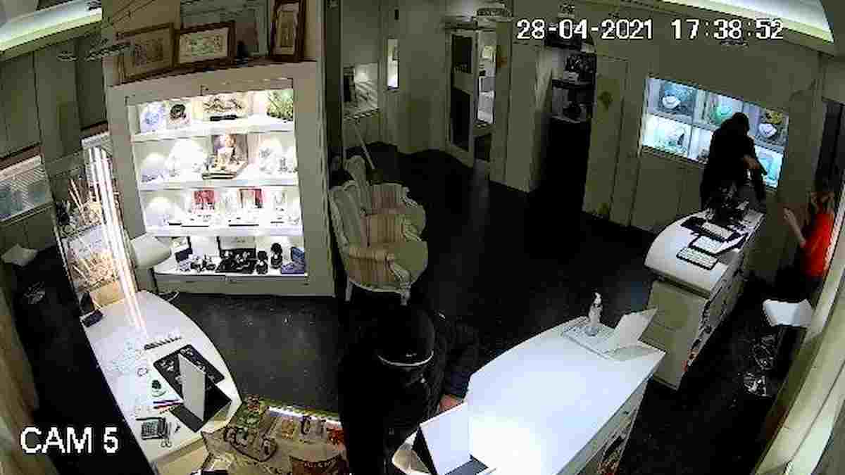 Rapina Grinzane Cavour: il video choc del gioielliere che insegue e spara ai ladri mostrato in tribunale