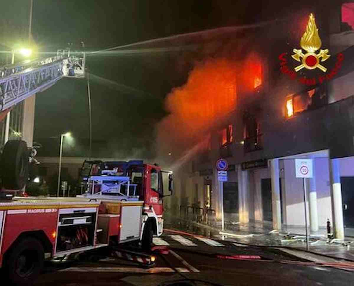 Disabile di 75 anni morto nel letto divorato dalle fiamme: l'incendio nella notte in un appartamento a Buccinasco