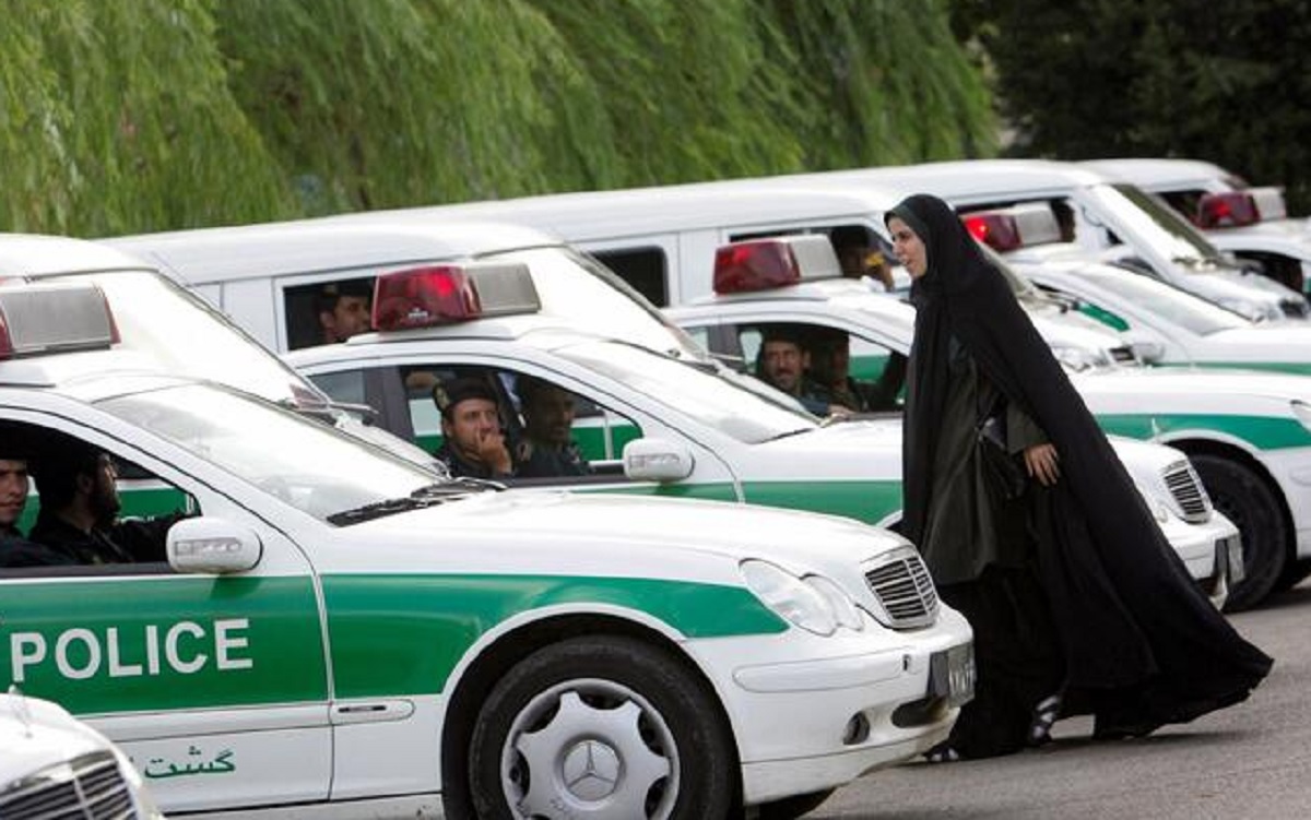 Seno e genitali, alle donne sparate lì! Odio e fobia, la polizia esegue nell'Iran della teocrazia