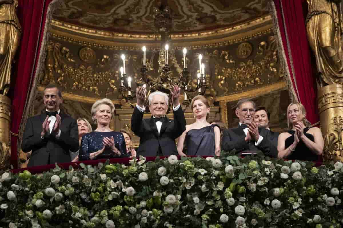 Il presidente della repubblica Sergio Mattarella (applauditissimo) è intervenuto alla Prima della Scala di Milano, evento musicale di portata mondiale. Con lui e la figlia Laura c’erano nel palco reale, Ursula von der Leyen , presidente della Commissione europea ed una elegante Giorgia Meloni un nero Armani.Nel palco anche il sindaco Sala, Liliana Segre e il presidente del Senato Ignazio La Russa. Mattarella ha sgombrato il campo da talune polemiche (“perché un’opera di Putin inaugura la Scala”) dicendo:”La cultura russa non va cancellata “. E la Meloni:”le polemiche sull’opera russa non hanno senso “. Idem il ministro Sangiuliano:”L’arte va sempre distinta dalla politica “ LA PROTESTA DEGLI AMBIENTALISTI Come da tradizione, anche quest’anno non sono mancati i contestatori. Qualche ora prima della inaugurazione cinque ambientalisti hanno imbrattato con vernice colorata l’ingresso del Teatro. Si è trattato di una manifestazione di attivisti del gruppo “Ultima generazione”. I manifestanti sono stati bloccati e portati in questura lasciando in piazza un cartello “No gas, No carbone”. OPERA DI GRANDE FORZA ESPRESSIVA Ispirato al dramma dello scrittore russo Puskin (1799-1837) - un letterato di grande cultura europea - Boris Goudunov di Musorgskij, è un’opera di grande forza espressiva. Il direttore Riccardo Chaillly l’ha scelta proprio per questo. Considerata un classico, e non soltanto una vera e pietra miliare della musica russa, il Boris ha influenzato buona parte del Novecento. Il direttore ha scelto, tra le la varie versioni, la prima, la più travolgente. Chailly, alla sua nona inaugurazione, ha definito l’opera (ritmicamente complessa) un traguardo della musica russa. L’orchestra ha dato energia alla vocalità del protagonista, Ildar Abdrazakov, basso russo, 46 anni, confermatosi “maturo per portare in scena lo zar vissuto in una epoca tormentata” come lui stesso ha detto poco prima di andare in scena. Ovazioni per lui già all’anteprima. Va ricordato che Abdrazakov è alla sua sesta Prima alla Scala. È stato la colonna di questo Sant’Ambrogio. Splendida l’introduzione orchestrale miscela di lamento e impeto. Il 70% del cast era russo; molto presente nell’opera il coro, la voce del popolo. Entusiasta della partitura il direttore perché “è di una freschezza, abrasività, coraggio e provocazione armonica che continua a sbalordire”. La prima parte è terminata alle 19.20.