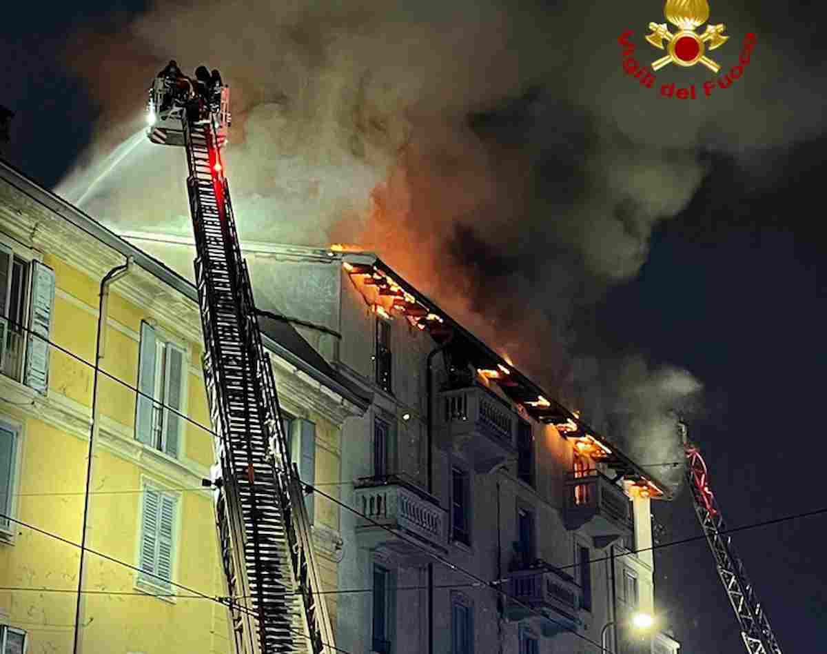 A fuoco il tetto di un palazzo in via Ripamonti a Milano: evacuati i condomini, nessun ferito ma gravi danni