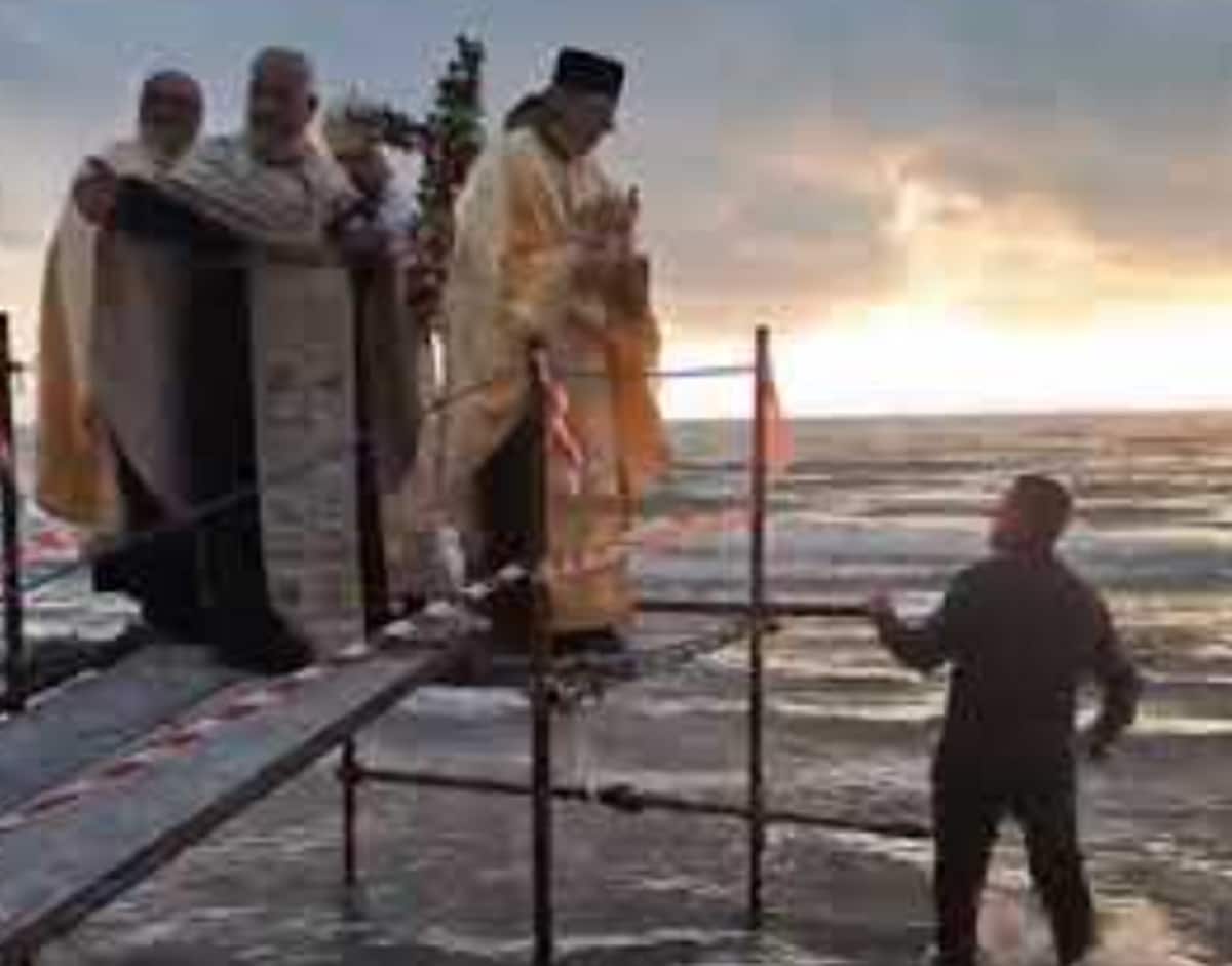 Il pope della chiesa ortodossa di Torvaianica cade in mare durante il lancio della croce VIDEO