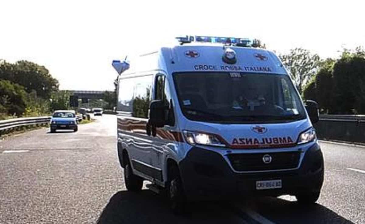 A1, minibus si ribalta lungo la corsia di sorpasso: morto 50enne, quattro feriti