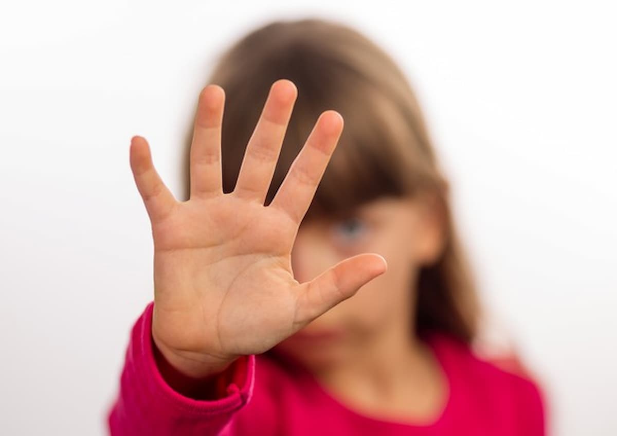 Matrigna maltratta umilia una bambina